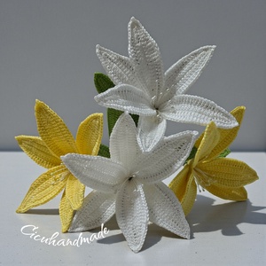 Horgolt Liliom fehér színben készleten  - otthon & életmód - virágdekoráció - virágdíszek - dekor koszorúk, kopogtatók - Meska.hu