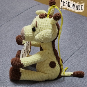 Amigurumi horgolt táblás Őrző Zsiráf baby  - játék & sport - plüssállat & játékfigura - zsiráf - Meska.hu