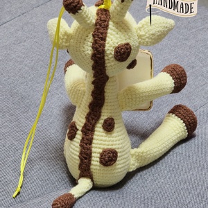 Amigurumi horgolt táblás Őrző Zsiráf baby  - játék & sport - plüssállat & játékfigura - zsiráf - Meska.hu