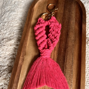 Nagy halacska makramé-kulcstartó - Meska.hu