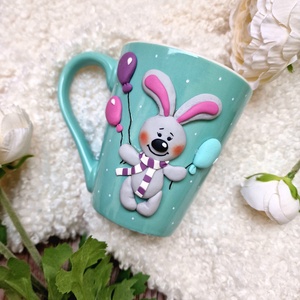 Színes bögre - Nyuszi lufikkal, Ünnepi díszek, dekorációk, Húsvéti díszek és dekorációk, Húsvéti bögre, Gyurma, MESKA