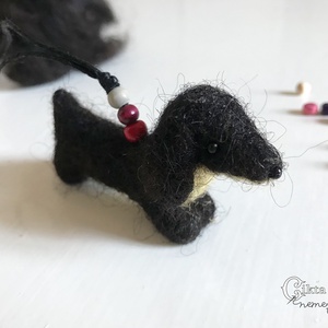 Tűnemezelt fekete tacskó figura - otthon & életmód - dekoráció - fali és függő dekoráció - függődísz - Meska.hu