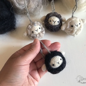 Tűnemez mini bárány figura 4 féle színben - otthon & életmód - dekoráció - fali és függő dekoráció - függődísz - Meska.hu