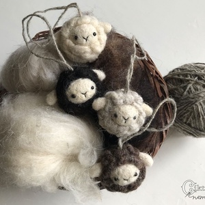Tűnemez mini bárány figura 4 féle színben - otthon & életmód - dekoráció - fali és függő dekoráció - függődísz - Meska.hu