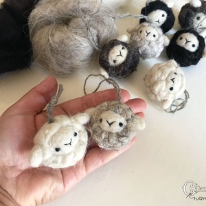 Tűnemez mini bárány figura 4 féle színben - otthon & életmód - dekoráció - fali és függő dekoráció - függődísz - Meska.hu