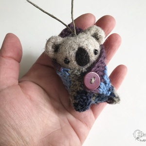 Tűnemezelt mini koala horgolt takaróban - játék & sport - plüssállat & játékfigura - más figura - Meska.hu