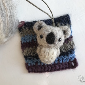 Tűnemezelt mini koala horgolt takaróban - játék & sport - plüssállat & játékfigura - más figura - Meska.hu