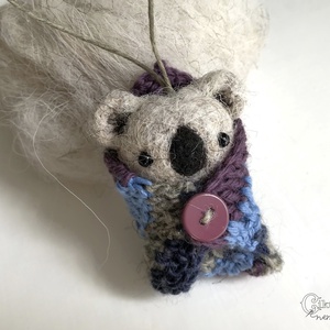 Tűnemezelt mini koala horgolt takaróban, Játék & Sport, Plüssállat & Játékfigura, Más figura, Nemezelés, Horgolás, MESKA