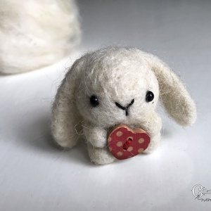 Tűnemezelt fehér nyuszi szívecskével - aranyos Valentin-napi ajándék - Meska.hu