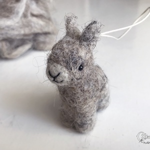 Tűnemezelt  szürke láma/alpaka figura - Meska.hu
