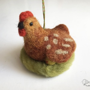 Tűnemezelt tyúkanyó csibékkel - Tavaszi/húsvéti dekoráció, Otthon & Életmód, Dekoráció, Fali és függő dekoráció, Függődísz, Nemezelés, MESKA
