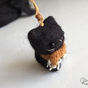 Tűnemezelt aranyos fekete macska - egyedi ajándék Halloween-ra - otthon & életmód - dekoráció - halloween - halloweeni figurák - Meska.hu