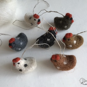 Tűnemezelt mini tyúk többféle színben - aranyos karácsonyfa dísz - karácsony - karácsonyi lakásdekoráció - karácsonyfadíszek - Meska.hu