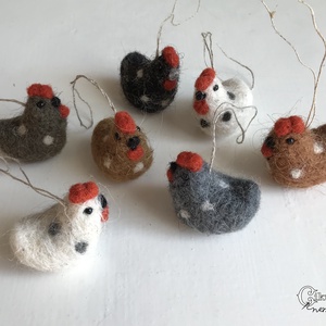 Tűnemezelt mini tyúk többféle színben - aranyos karácsonyfa dísz - Meska.hu