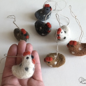 Tűnemezelt mini tyúk többféle színben - aranyos karácsonyfa dísz - karácsony - karácsonyi lakásdekoráció - karácsonyfadíszek - Meska.hu