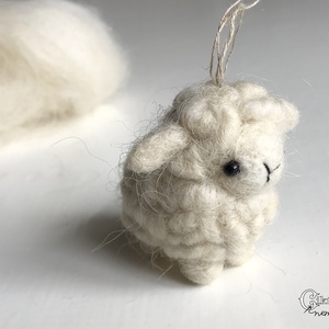 Tűnemezelt bárány cikta gyapjúból - aranyos karácsonyfadísz, dekoráció - karácsony - karácsonyi lakásdekoráció - karácsonyfadíszek - Meska.hu