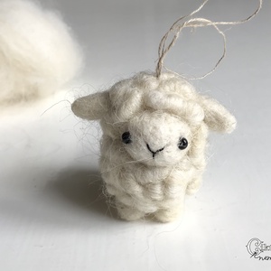 Tűnemezelt bárány cikta gyapjúból - aranyos karácsonyfadísz, dekoráció - Meska.hu