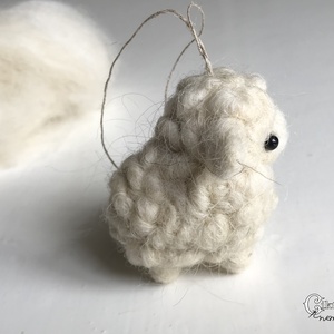 Tűnemezelt bárány cikta gyapjúból - aranyos karácsonyfadísz, dekoráció - karácsony - karácsonyi lakásdekoráció - karácsonyfadíszek - Meska.hu