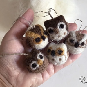 Tűnemezelt mini baglyok - egyedi karácsonyfadísz szett - karácsony - karácsonyi lakásdekoráció - karácsonyfadíszek - Meska.hu