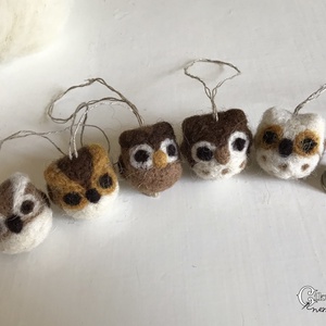 Tűnemezelt mini baglyok - egyedi karácsonyfadísz szett - karácsony - karácsonyi lakásdekoráció - karácsonyfadíszek - Meska.hu