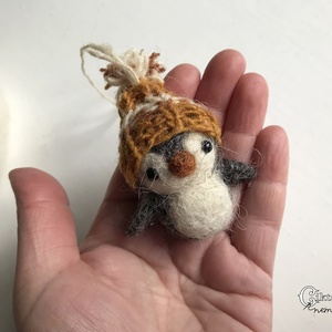 Tűnemezelt pingvin kötött sapkában - aranyos karácsonyfadísz - karácsony - karácsonyi lakásdekoráció - karácsonyfadíszek - Meska.hu