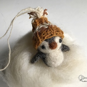 Tűnemezelt pingvin kötött sapkában - aranyos karácsonyfadísz - karácsony - karácsonyi lakásdekoráció - karácsonyfadíszek - Meska.hu