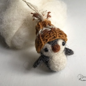 Tűnemezelt pingvin kötött sapkában - aranyos karácsonyfadísz, Karácsony, Karácsonyi lakásdekoráció, Karácsonyfadíszek, Nemezelés, Kötés, MESKA