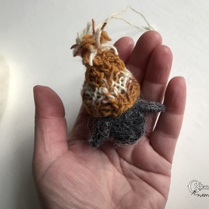 Tűnemezelt pingvin kötött sapkában - aranyos karácsonyfadísz - karácsony - karácsonyi lakásdekoráció - karácsonyfadíszek - Meska.hu