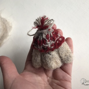 Tűnemezelt szürke nyuszi kötött sapkában - játék & sport - plüssállat & játékfigura - nyuszi - Meska.hu