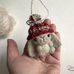 Tűnemezelt szürke nyuszi kötött sapkában - játék & sport - plüssállat & játékfigura - nyuszi - Meska.hu