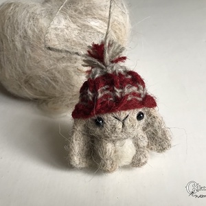 Tűnemezelt szürke nyuszi kötött sapkában, Játék & Sport, Plüssállat & Játékfigura, Nyuszi, Nemezelés, Kötés, MESKA