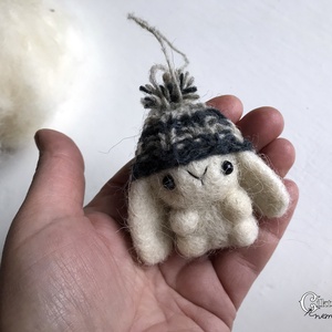 Tűnemezelt fehér nyuszi kötött sapkában - játék & sport - plüssállat & játékfigura - nyuszi - Meska.hu