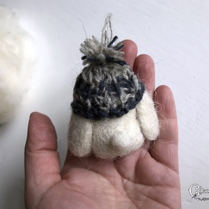 Tűnemezelt fehér nyuszi kötött sapkában - játék & sport - plüssállat & játékfigura - nyuszi - Meska.hu