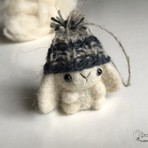 Tűnemezelt fehér nyuszi kötött sapkában, Játék & Sport, Plüssállat & Játékfigura, Nyuszi, Nemezelés, Kötés, MESKA