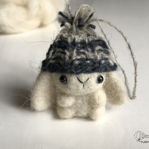 Tűnemezelt fehér nyuszi kötött sapkában - játék & sport - plüssállat & játékfigura - nyuszi - Meska.hu