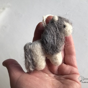 Tűnemezelt aranyos póni/lovacska karácsonyfadísz - játék & sport - plüssállat & játékfigura - ló - Meska.hu