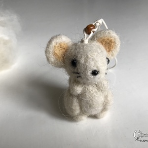 Tűnemezelt fehér kisegér - Meska.hu