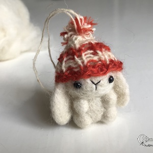 Tűnemezelt fehér nyuszi kötött sapkában - Meska.hu