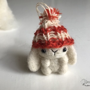 Tűnemezelt fehér nyuszi kötött sapkában - játék & sport - plüssállat & játékfigura - nyuszi - Meska.hu