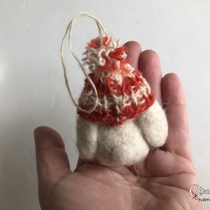 Tűnemezelt fehér nyuszi kötött sapkában - játék & sport - plüssállat & játékfigura - nyuszi - Meska.hu