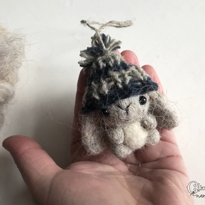 Tűnemezelt szürke nyuszi kötött sapkában - játék & sport - plüssállat & játékfigura - nyuszi - Meska.hu