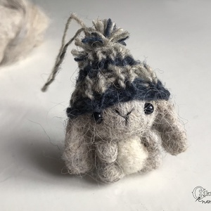 Tűnemezelt szürke nyuszi kötött sapkában - Meska.hu