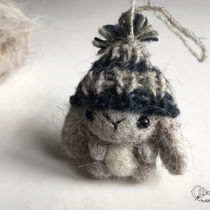 Tűnemezelt szürke nyuszi kötött sapkában - játék & sport - plüssállat & játékfigura - nyuszi - Meska.hu