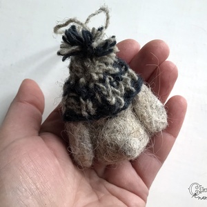 Tűnemezelt szürke nyuszi kötött sapkában - játék & sport - plüssállat & játékfigura - nyuszi - Meska.hu