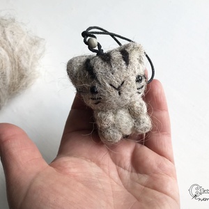 Tűnemezelt szürke cica - játék & sport - plüssállat & játékfigura - cica - Meska.hu