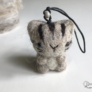 Tűnemezelt szürke cica - Meska.hu