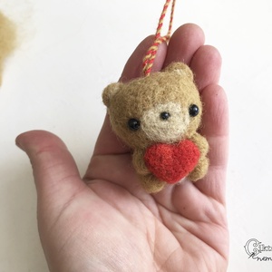 Tűnemezelt maci piros szívvel - játék & sport - plüssállat & játékfigura - maci - Meska.hu