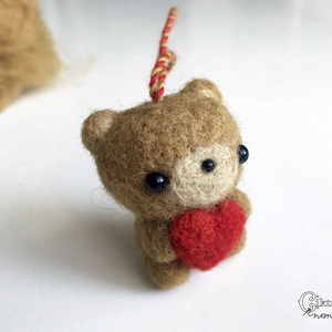 Tűnemezelt maci piros szívvel - játék & sport - plüssállat & játékfigura - maci - Meska.hu