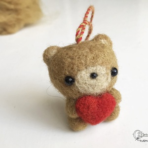 Tűnemezelt maci piros szívvel, Játék & Sport, Plüssállat & Játékfigura, Maci, Nemezelés, MESKA