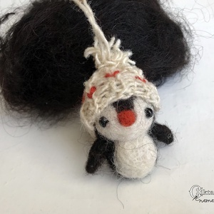 Tűnemezelt aranyos pingvin kötött sapkában , Játék & Sport, Plüssállat & Játékfigura, Pingvin, Nemezelés, Kötés, MESKA